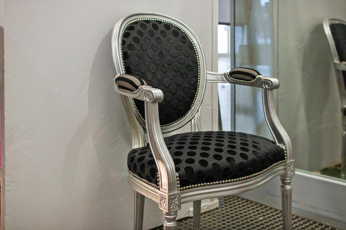 fauteuil style néo classique avec tissu noir à point et bois de couleur argent
