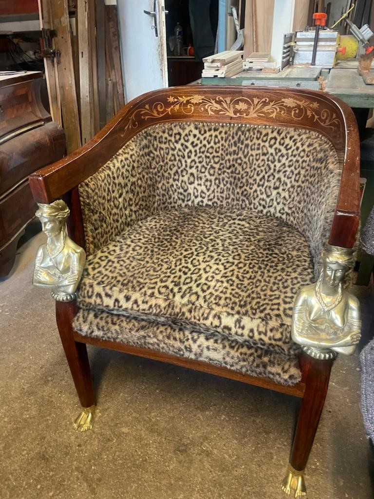 fauteuil avec tissu léopard vue de face